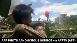 မိုးဗြဲရဲစခန်းကို ဒေသခံ ကာကွယ်ရေးတပ်တွေက တိုက်ခိုက်သိမ်းယူခဲ့စဉ်(ANONYMOUS SOURCE via AFPTV )
