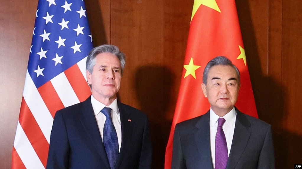 2024年2月16日，美国国务卿安东尼·布林肯(左)与中国外交部长王毅在德国慕尼黑举行的第60届慕尼黑安全会议上会面。(photo:VOA)