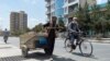 Sal Mohammad, 25 ans, un Afghan qui ramasse des morceaux de fer dans la rue pour les vendre à la ferraille, pousse sa charrette à bras à Kaboul, en Afghanistan, le mardi 31 août 2021.