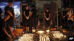 香港市民7月6日晚在中环爱丁堡广场悼念6月30日殉命的一位女士。图片来源：美联社