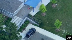 La policía se encuentra en la escena de un tiroteo en Brooklands Plaza Splash Pad, el sábado 15 de junio de 2024, en Rochester Hills, Michigan.