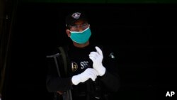 A Pakistani police officer stands outside a mosque during the Friday prayers in Peshawar, April 10, 2020. Due to the pandemic, Pakistan has until October to meet Financial Action Task Force requirements for 'gray list' removal.