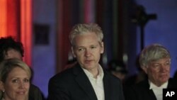 د وکې لیکس باني جولیئن اسانج باندې په سویډن کې د جنسي زور زیاتې الزامات لگول شوې دي. خو هغه دغه تورونه رد کړې دي. د هغه وکیل وئیلې اسانج غواړې چې خپل نوم صفا کړې