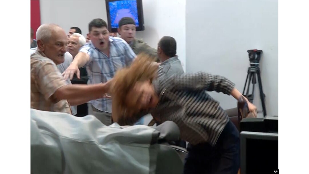 Arhiva - Potpredsednicu Socijaldemokratskog saveza Makedonije Radmilu Sekerinsku vuku za kosu, dok pristalice glavne konzervativne partije upadaju u parlament u Skoplju, u Makedoniji, 27. aprila 2017.