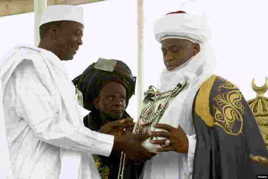 The new Sultan of Sokoto, Saad Abubakar, the spiritual leader of Nigeria&#39;s Muslims, receives a copy of the Qura&#39;an from Sokoto state governor Atahiru Bafarawa, during a coronation ceremony in Sokoto March 3, 2007.