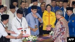 rabowo (dua dari kanan) dan mantan Wakil Gubernur DKI Jakarta Sandiaga Uno (ketiga dari kiri) saat menyerahkan dokumen pendaftaran Pilpres 2019 di kantor Komisi Pemilihan Umum, 10 Agustus 2018.