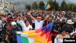El líder indígena ecuatoriano, Jaime Vargas, levanta los brazos durante una protesta contra las medidas de austeridad del presidente de Ecuador, Lenin Moreno, en Quito, Ecuador, 8 de octubre de 2019. Fotografía tomada el 8 de octubre de 2019. REUTERS / Ivan
