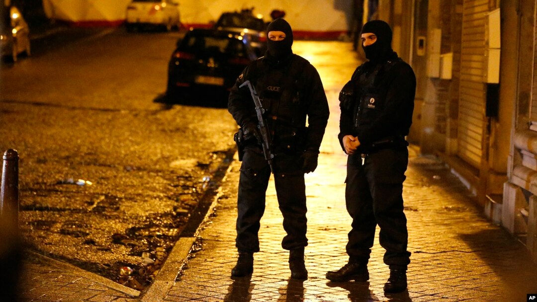 Polisi Belgia mengamankan jalanan di kota Verviers dalam operasi anti-teror di sana, Kamis (15/1).