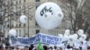 Masa dalam aksi protes menentang kenaikan usia pensiun di Prancis membawa spanduk yang bertuliskan, "Reformasi pensiun? Pencurian terbesar dalam abad ini" dalam aksi protes di Paris pada 11 Februari 2023. (Foto: Reuters/Yves Herman) 