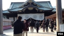 日本市民在靖國神社留影 （美國之音小玉攝）