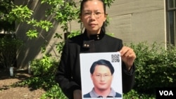 遭中国拘禁台湾人权工作者李明哲之妻李净瑜 (美国之音钟辰芳拍摄)