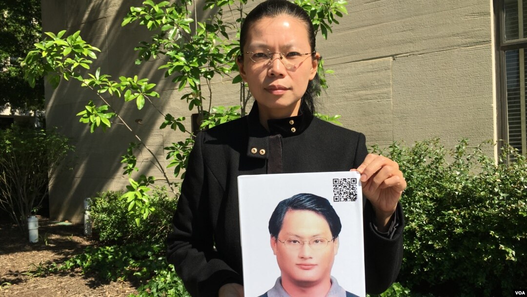 Bà Li Ching-yu với ảnh ông Li Ming-che chồng bà bị Trung quốc kết án 5 năm tù vào ngày 28/11/2017.