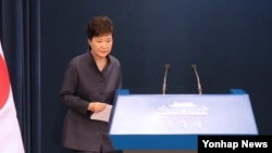 박근혜 대통령이 25일 '최순실 의혹'에 관해 대국민 사과를 하기 위해 청와대 춘추관 대브리핑실에 들어서고 있다.