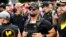 Arhiv - Enrique Tarrio tokom okupljanja ultradesničarske grupe "Proud Boys" 2019. (Foto: AP/Noah Berger)