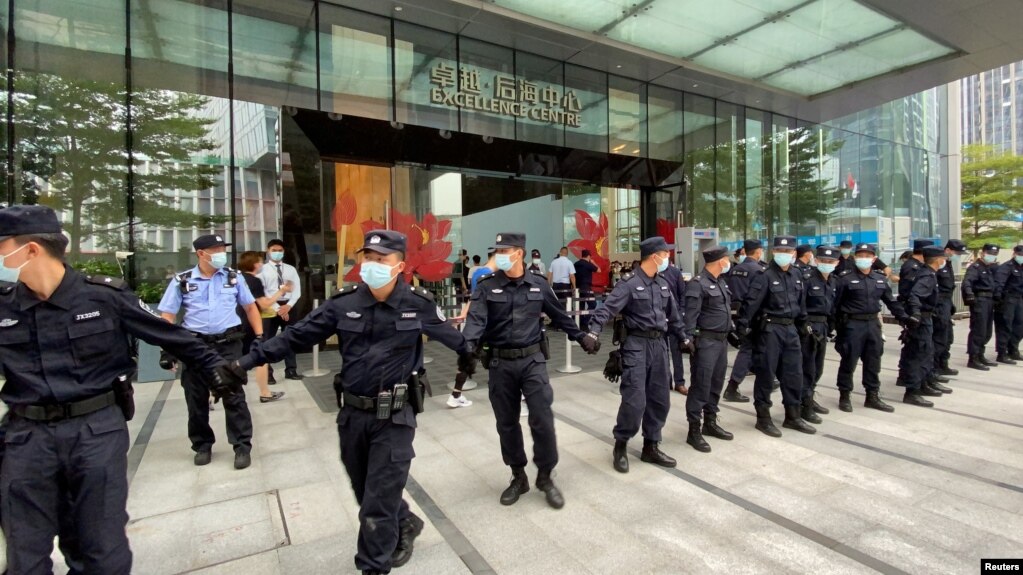 保安组成人链阻止抗议人群进入位于广东深圳的恒大集团总部大楼。（2021年9月13日）