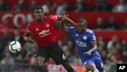 Paul Pogba, à gauche, en lutte avec Ricardo Pereira de Leicester lors d'un match de Premier League, Angleterre, le 10 août 2018