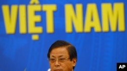 Giang Son, vice chairman of the president's office, announces the annual presidential amnesty at a press conference in Hanoi, Aug. 29, 2011