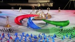 টোকিও ২০২০ প্যারালিম্পিক গেমসের উদ্বোধনী অনুষ্ঠানের সময় পারফর্মাররা স্টেজে পারফর্ম করছেন। ২৪ আগস্ট ২০২১।