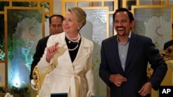 Menteri luar negeri AS Hillary Rodham Clinton bersama Sultan Hassanal Bolkiah dari Brunei. (AP/Jim Watson)