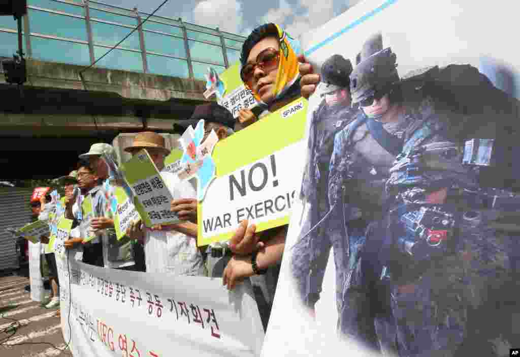 Protesters stage a rally against South Korea-U.S. joint military exercises in front of Yongsan U.S. Army headquarters in Seoul, August 19, 2013. 