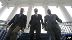 ​ທ່ານ Ralph Northam, ຜູ້​ປົກ​ຄອງ​ລັດເວີ​ຈີ​ເນຍ (ກາງ) ຍ່າງ​ລົງ​ຂັ້ນໄດ​ໄປກັບ​ທ່ານ​ຮອງຜູ້​ປົກ​ຄອງ​ລັດ, ທ່ານ Justin Fairfax (ຂວາ) ແລະ​ທ່ານ Mark Herring, ຫົວ​ໜ້າ​ພະ​ແນກ​ຍຸ​ຕິ​ທຳ​ ໃນ​ເດືອນ​ມັງ​ກອນ 2018