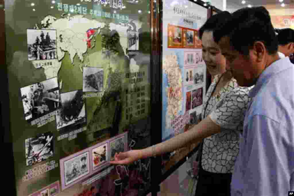 23일 북한 조선우표박물관에서 열린 정전 60주년 기념 우표전시회를 찾은 방문객들이 우표를 관람하고 있다.