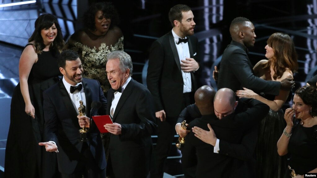 Người dẫn chương trình Jimmy Kimmel và nam diễn viên Warren Beatty cười sau khi đính chính giải Oscar cho Phim hay nhất là 'Moonlight' thay vì 'La La Land."