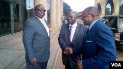  UMnu. Simon Khaya Moyo uxoxa lamanye amalunga ebandla leZanu PF.
