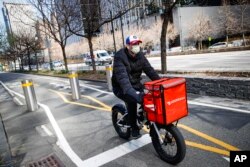 미국 뉴욕 시내에서 식료품 배송 업체 '도어대시' 근무자가 자전거로 이동하고 있다. (자료사진)