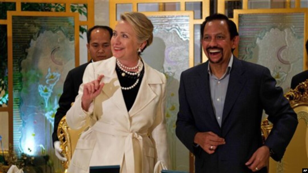 Menteri luar negeri AS Hillary Rodham Clinton bersama Sultan Hassanal Bolkiah dari Brunei. (AP/Jim Watson)