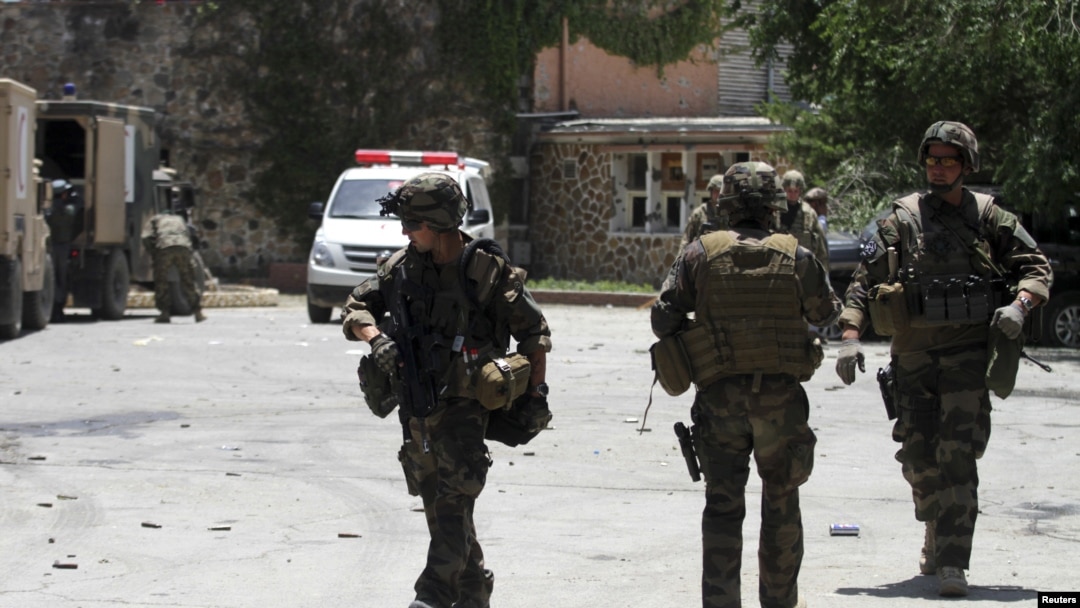 Tentara NATO melakukan patroli di pinggiran ibukota Kabul (foto: dok). Seorang berseragam polisi Afghanistan melepaskan tembakan ke arah pasukan NATO hari Senin (13/8). 