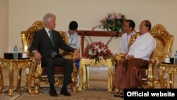 အမေရိကန်သမ္မတဟောင်း ဘီလ်ကလင်တန် နဲ့ မြန်မာသမ္မတဦးသိန်းစိန် နိုင်ငံတော်သမ္မတအိမ်တော်တွင် တွေ့ဆုံစဉ်။ (သတင်းမှတ်တမ်း Credit to နိုင်ငံတော်သမ္မတရုံး)