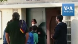 A Paris, reprise des classes avec masque facial et prise de température