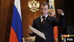 Presiden Rusia Dmitry Medvedev, sebelum menghadiri pertemuan di luar Moskow, Selasa 22 Februari 2011.