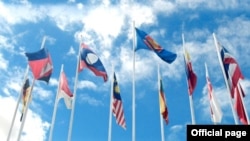 Bendera-bendera ASEAN terlihat. Juru bicara Kementerian Luar Negeri Teuku Faizasyah, 22 April 2021, belum dapat memastikan kehadiran utusan khusus junta militer Myanmar Jenderal Min Aung Hlaing dalam KTT ASEAN. (Foto: Courtesy/Asean.org)