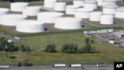 In this Sept. 8, 2008 file photo, traffic on I-95 passes oil storage tanks owned by the Colonial Pipeline Company in Linden, N.J. (AP Photo/Mark Lennihan, File)