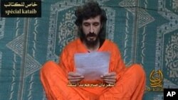 Dalam video yang dirilis di sebuah situs milik militan Somalia bulan Juni 2010 ini, Denis Allex membacakan surat permohonan pembebasan dirinya dari tangan militan al-Shabab (Foto: video grab/dok). Para militan al-Shabab menculik Denis Allex sejak Juli 2009, dan dikabarkan telah memutuskan untuk mengeksekusinya dalam sebuah pernyataan yang diumumkan hari Rabu, 16 Januari 2013. 