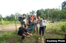 Kru film "Sigek Cokelat" saat syuting di Kalimantan Barat (Dok: Ashram Shahrivar)