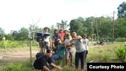 Kru film "Sigek Cokelat" saat syuting di Kalimantan Barat (Dok: Ashram Shahrivar)