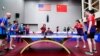 今年4月美中乒乓球選手在上海參與一場紀念乒乓球外交50年的友誼賽。（美聯社2021年4月10日）