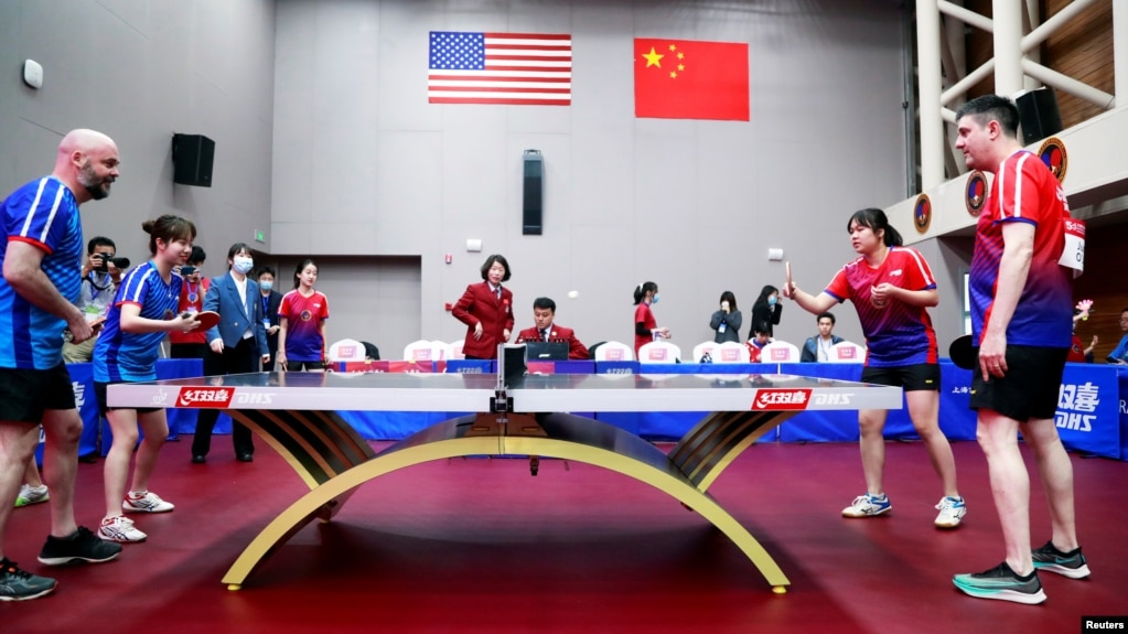 今年4月美中乒乓选手在上海参与一场纪念乒乓外交50年的友谊赛。（美联社 2021年4月10日）(photo:VOA)
