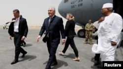 아프리카를 순방 중인 렉스 틸러슨 미국 국무장관이 12일 차드 은자메나 국제공항에 도착하고 있다. 