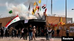 1일 이라크 바그다드의 미국 대사관 주변에서 이란에 동조하는 시위가 이틀째 계속됐다.