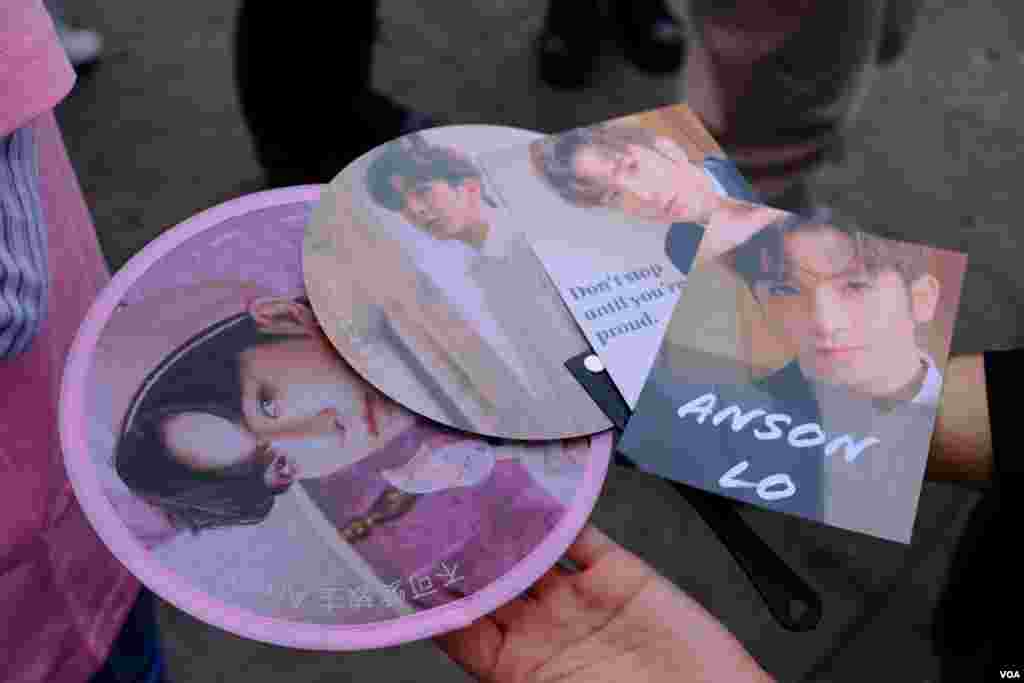 Postcards and foldable fans imprinted with Mirror band member Anson Lo’s face are seen in central London, Sept. 25, 2021. (Kris Cheng/VOA Mandarin)