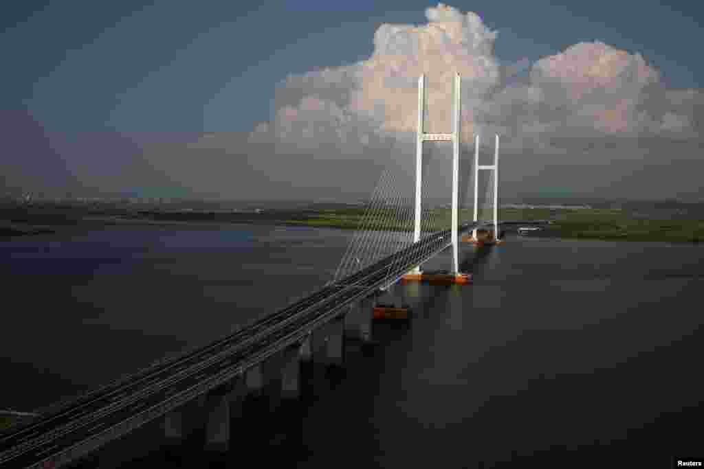 រូបភាពបង្ហាញពីស្ពាន New Yalu River ដែលមិនទាន់សាងសង់រួម ដែលត្រូវបានសាងសង់ឡើងដើម្បីភ្ជាប់តំបន់ Dandong ក្នុងខេត្ត Liaoning ប្រទេសចិន និងខេត្ត Sinuiju ប្រទេសកូរ៉េខាងជើង កាលពីថ្ងៃទី១១ ខែកញ្ញា ឆ្នាំ២០១៦។ 