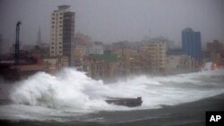 飓风艾玛星期六晚在古巴首都哈瓦那沿岸引起巨浪。（2017年9月9日）
