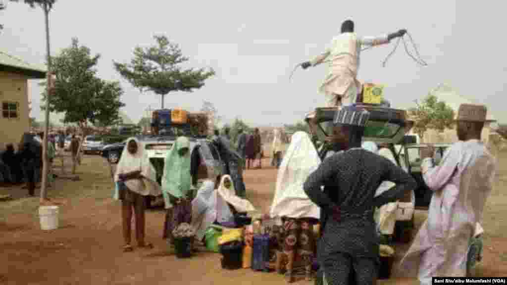Lokacin da iyaye suke kwashe 'ya'yansu da suka tsira a makarantar Jangebe