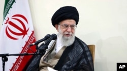 Pemimpin Tertinggi Iran Ayatollah Ali Khamenei menghadiri pertemuan dengan para pejabat peradilan di Teheran, Iran, 27 Juni 2018.