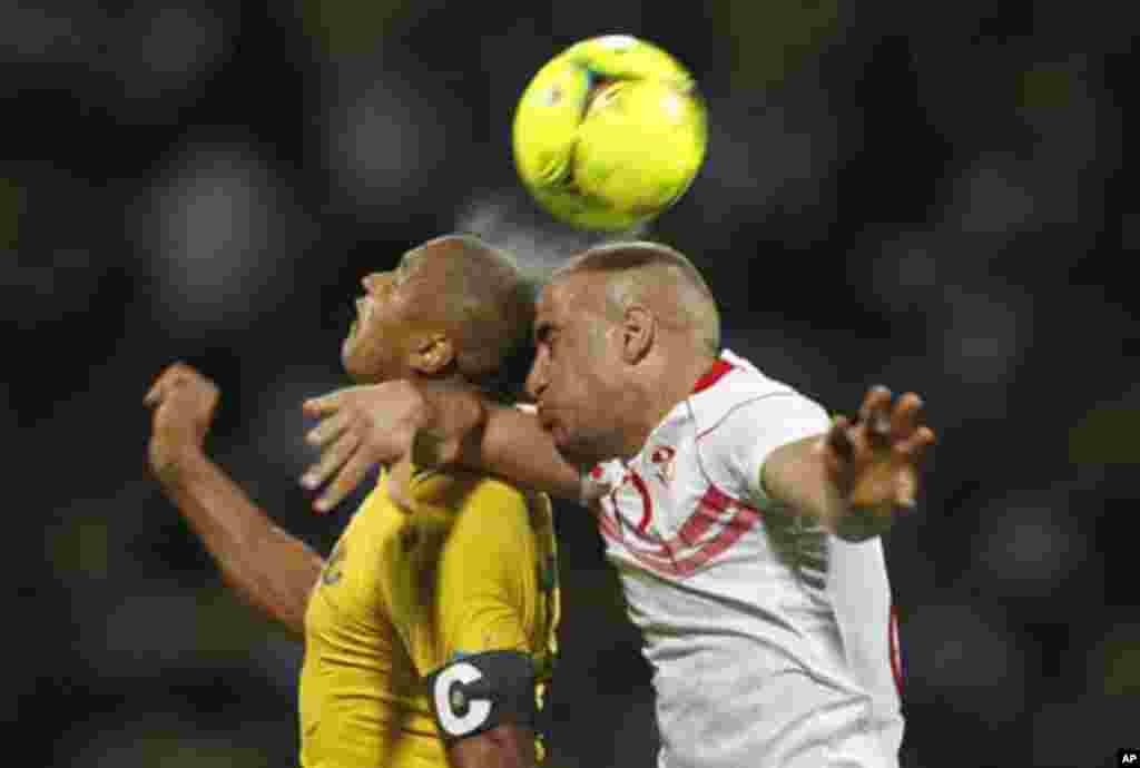 Gabon's Daniel Cousin (L) challenges Aymen Abdennour of Tunisia during their African Cup of Nations Group C soccer match at Franceville stadium in Gabon January 31, 2012.