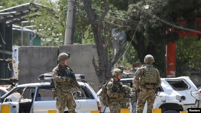 北约部队9月5日在阿富汗首都喀布尔对一个自杀炸弹攻击事件展开调查。